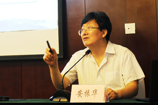 延安干部培训学院院务委员刘树峰作总结发言,他充分肯定了全体学员在